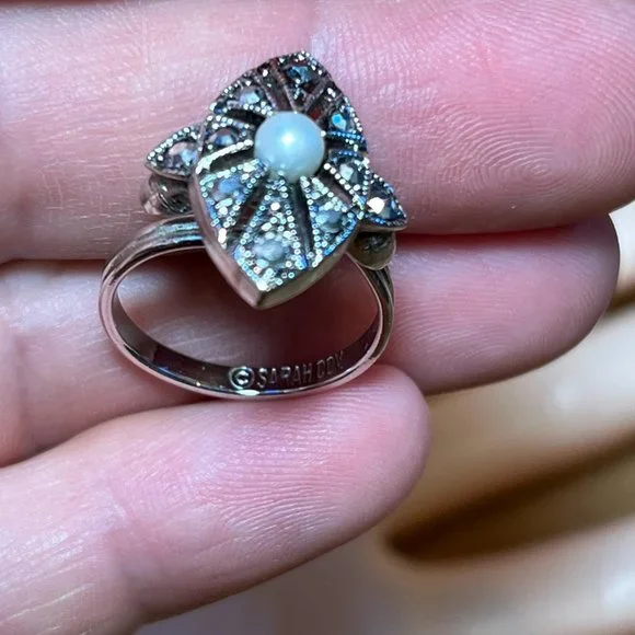 Sarah Coventry Silver Tone Rhinestone Pearl Size 7.5 Adjustable Cocktail Ring - Picture 3 of 7